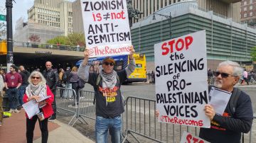 Un hombre sostiene una pancarta con la frase 'antisionismo no es antisemitismo' durante una manifestación este martes, frente a la Universidad de Columbia en Nueva York (EE.UU.).