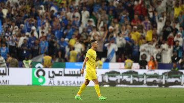 Cristiano Ronaldo deja el terreno de juego tras ser expulsado en el encuentro ante Al-Hilal.