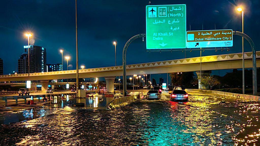 Qué causó la histórica tormenta que desató el caos en Dubái y generó severas inundaciones en la península arábiga