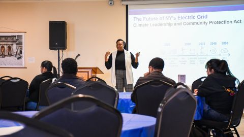 Propel NY, un proyecto que promueve transmisión de energías limpias, ha realizado varios talleres con la comunidad.