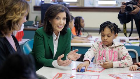La gobernadora Kathy Hochul hizo el anuncio del plan “Regreso a lo básico” luego de visitar una escuela de primer grado en Albany. /NY Governor Office