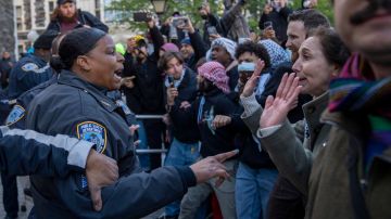 Estudiantes gritan consignas en una protesta universitaria propalestina este jueves, en la Ciudad Universitaria de Nueva York (EE.UU.).