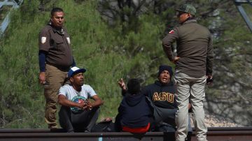 Personal del Instituto Nacional de Migración (INM) realiza detenciones de migrantes, el 20 de abril de 2024, en Ciudad Juárez, Chihuahua (México).
