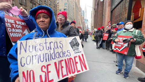 Manifestantes bloquaeron la sede de la Junta de Bienes Raíces de Nueva York (REBNY) para exigir que cese el bloqueo a protecciones a inquilinos