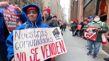 Manifestantes bloquaeron la sede de la Junta de Bienes Raíces de Nueva York (REBNY) para exigir que cese el bloqueo a protecciones a inquilinos