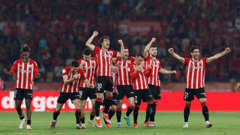 Los jugadores del Athletic celebran tras ganar la final de la Copa del Rey disputada hoy sábado en el estadio La Cartuja, en Sevilla.