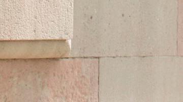 El exfutbolista Dani Alves junto a su abogada Inés Guardiola a su llegada a la Audiencia de Barcelona.