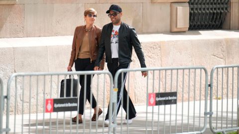 El exfutbolista Dani Alves junto a su abogada Inés Guardiola a su llegada a la Audiencia de Barcelona.