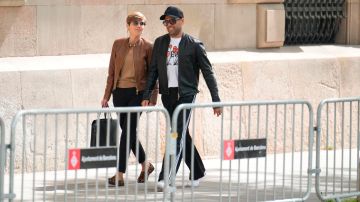 El exfutbolista Dani Alves junto a su abogada Inés Guardiola a su llegada a la Audiencia de Barcelona.