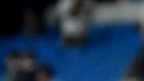 Antonio Rüdiger lanza su camiseta al público como agradecimiento a los seguidores del Real Madrid.