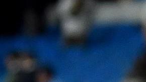 Antonio Rüdiger lanza su camiseta al público como agradecimiento a los seguidores del Real Madrid.