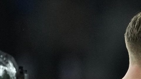 El delantero polaco del FC Barcelona, Robert Lewandowski (d), felicitado por su compañero, el guardameta alemán Marc-André ter Stegen.