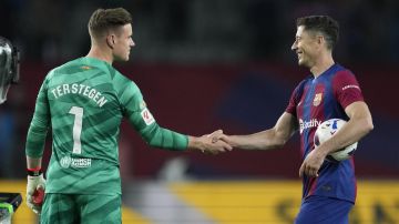 El delantero polaco del FC Barcelona, Robert Lewandowski (d), felicitado por su compañero, el guardameta alemán Marc-André ter Stegen.