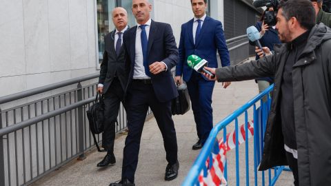 Luis Rubiales (C) llega a a los tribunales para la continuación del juicio en su contra por presunta corrupción mientras estaba al frente de la RFEF.