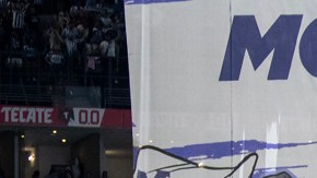 Jugadores de Rayados de Monterrey (d) y Tigres UANL se forman para los actos de protocolo durante el inicio de un partido.