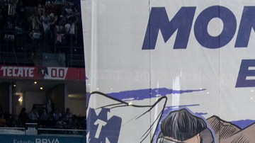 Jugadores de Rayados de Monterrey (d) y Tigres UANL se forman para los actos de protocolo durante el inicio de un partido.