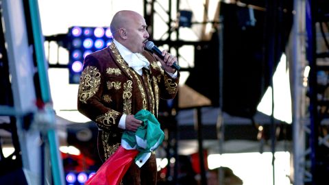 Lupillo Rivera recibe el apoyo de doña Rosa en medio su polémica con Ariadna Gutiérrez.