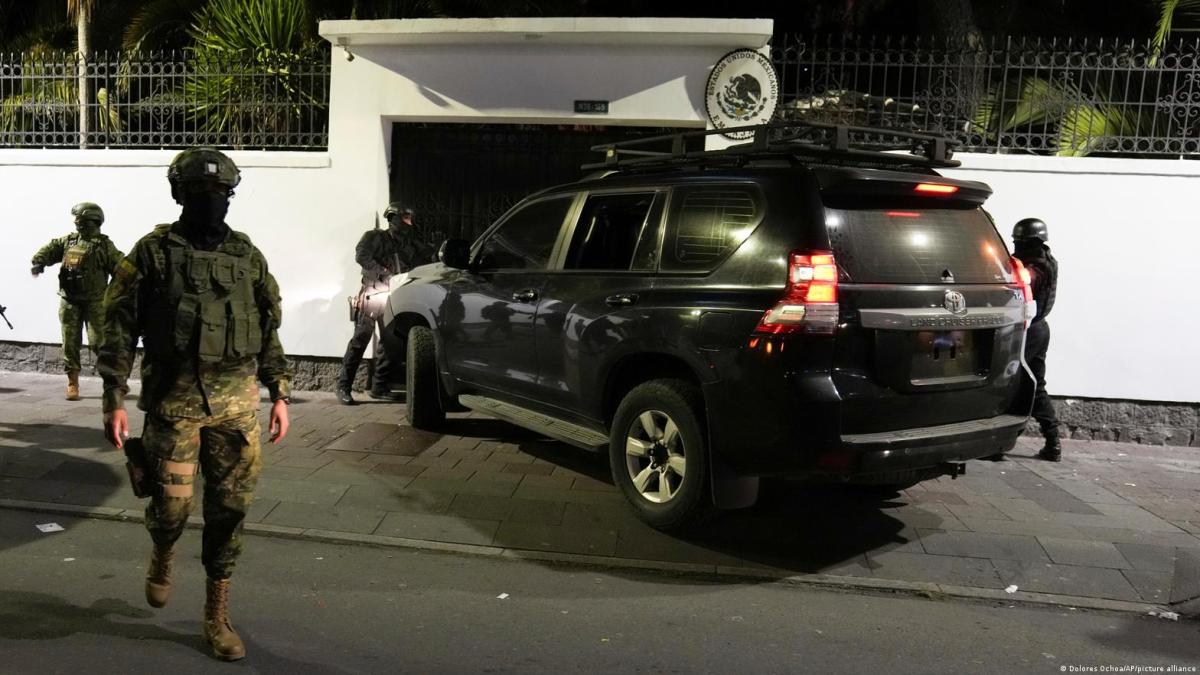 Policías irrumpen en la Embajada de México en Ecuador