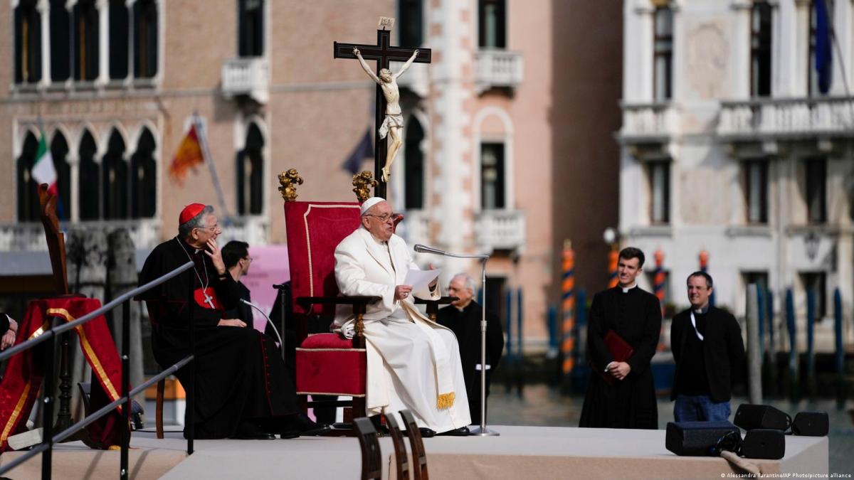 El Papa Francisco visita Venecia en su primer viaje en siete meses