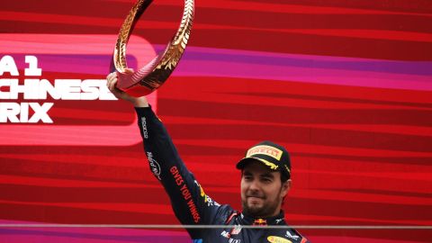 Sergio "Checo" Pérez, piloto de Red Bull Racing celebra luego de obtener el tercer lugar en el GP de China de la Fórmula 1.