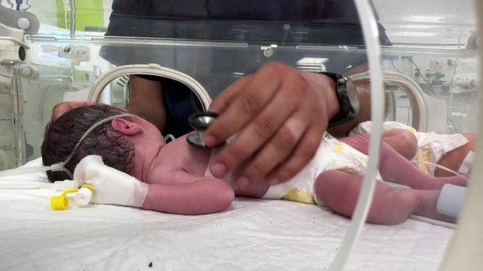 Milagro en Gaza: Bebé es rescatada con vida del vientre de su madre fallecida