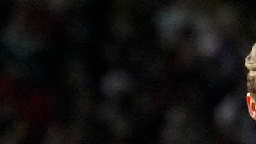 El defensa francés del FC Barcelona, Jules Koundé (d), intenta cortar el avance del delantero del PSG, Kylian Mbappe.