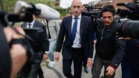 El expresidente de la Real Federación Española de Fútbol (RFEF) Luis Rubiales (c) a su salida del juzgado de Majadahonda, Madrid.