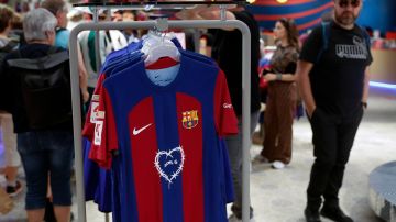 Clientes recorren la Barça Store de la Rambla luego que el FC Barcelona ha anunciara que el primer equipo de fútbol lucirá el logotipo de la artista colombiana Karol G en la camiseta del clásico de España que se disputará el próximo 21 de abril en el Santiago Bernabéu.