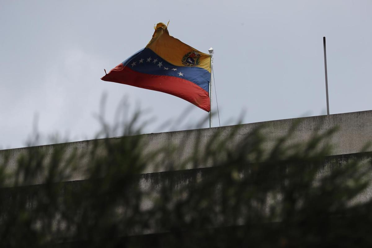 Maduro cerró sedes diplomáticas de Venezuela en Ecuador y dejó a miles de venezolanos en un limbo