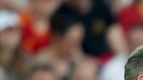 Evan N'Dicka es atendido por el cuerpo médico del estadio durante el Udinese vs. AS Roma.