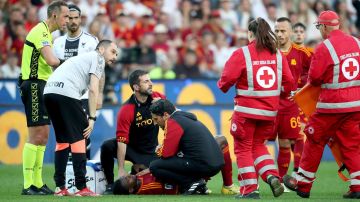 Evan N'Dicka es atendido por el cuerpo médico del estadio durante el Udinese vs. AS Roma.