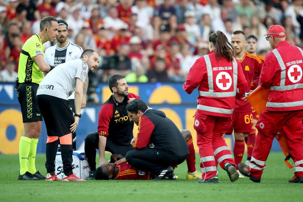 Futbolista de la Roma, Evan N’Dicka, colapsa en plena cancha y obligan a la suspensión del encuentro