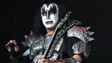 Gene Simmons de Kiss actuando en un show.