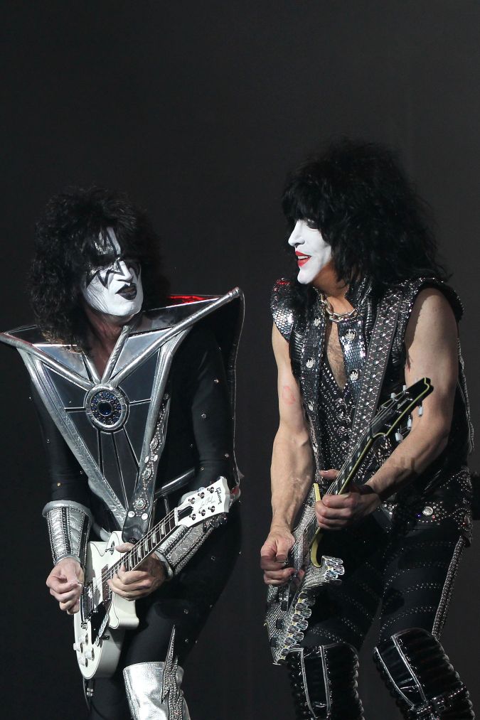 Integrantes de Kiss actuando.