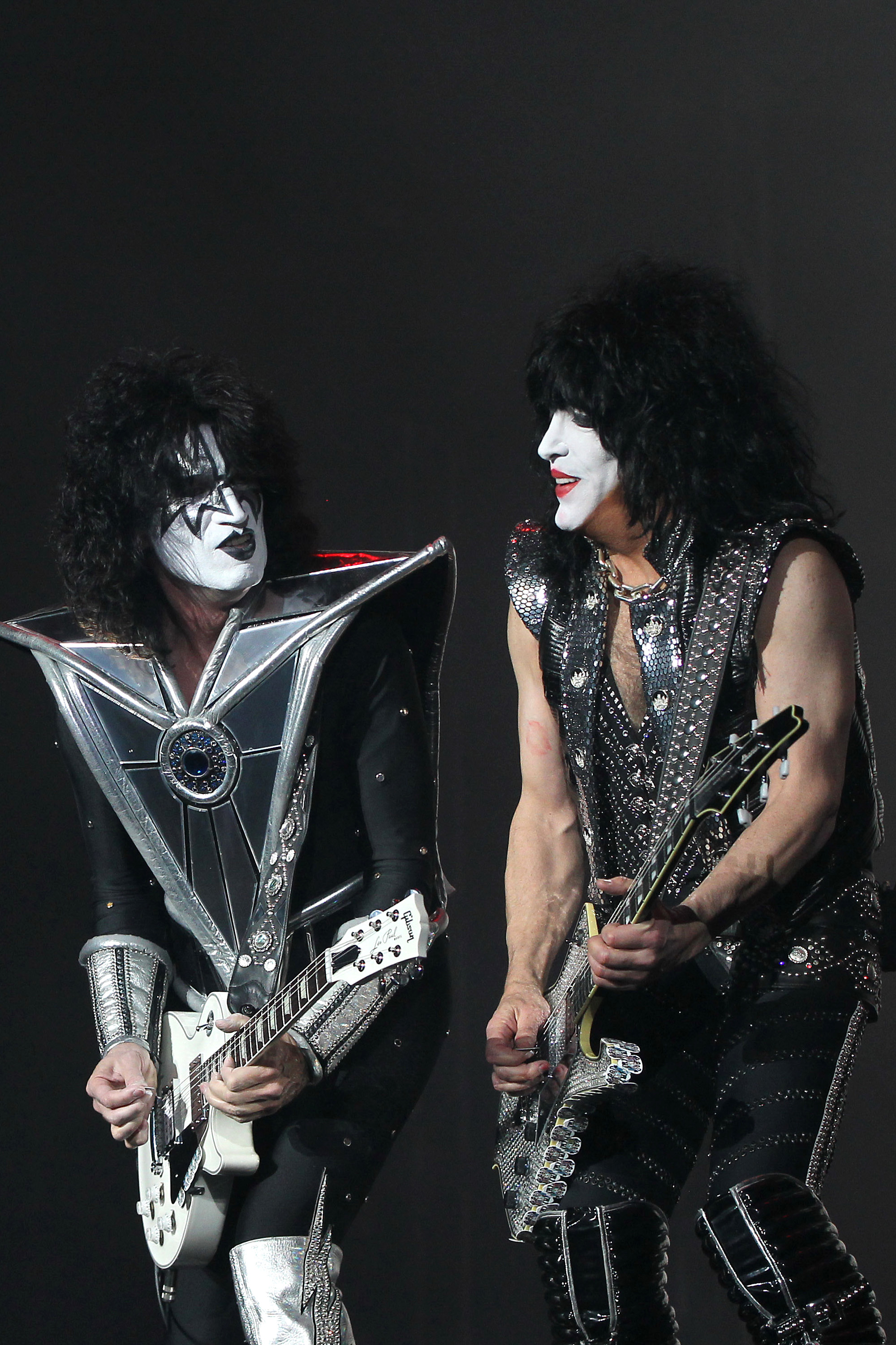 Integrantes de Kiss actuando.