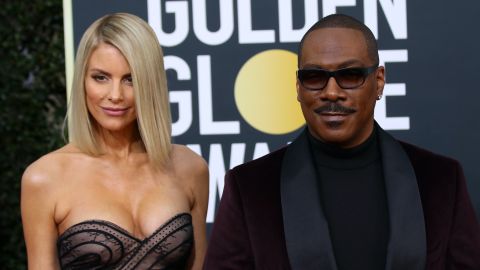 Eddie Murphy posando junto a su novia Paige Butcher