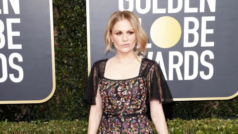 Anna Paquin posando.