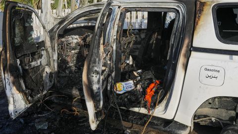 Coches destruidos de la ONG World Central Kitchen (WCK) se encuentran a lo largo de la carretera Al Rashid, al sur de Gaza.