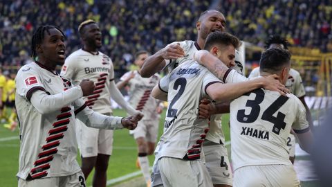 Josip Stanisic celebra con sus compañeros tras marcar el 1-1