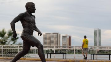 Escultura en homenaje al exFutbolista brasileño Dani Alves en Juazeiro, Brasil.