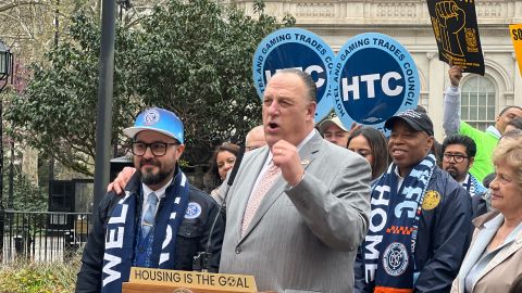 El concejal de Corona, Francisco Moya, el líder laboral Gary LaBarbera y el alcalde Adams celebraron como un gol la nueva fase del proyecto de Willets Point.