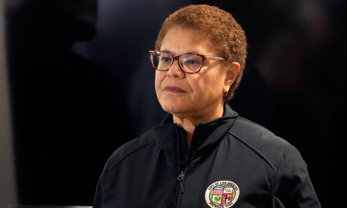 Un hombre entró a la casa de la alcaldesa Bass, al romper una ventana burlando la seguridad