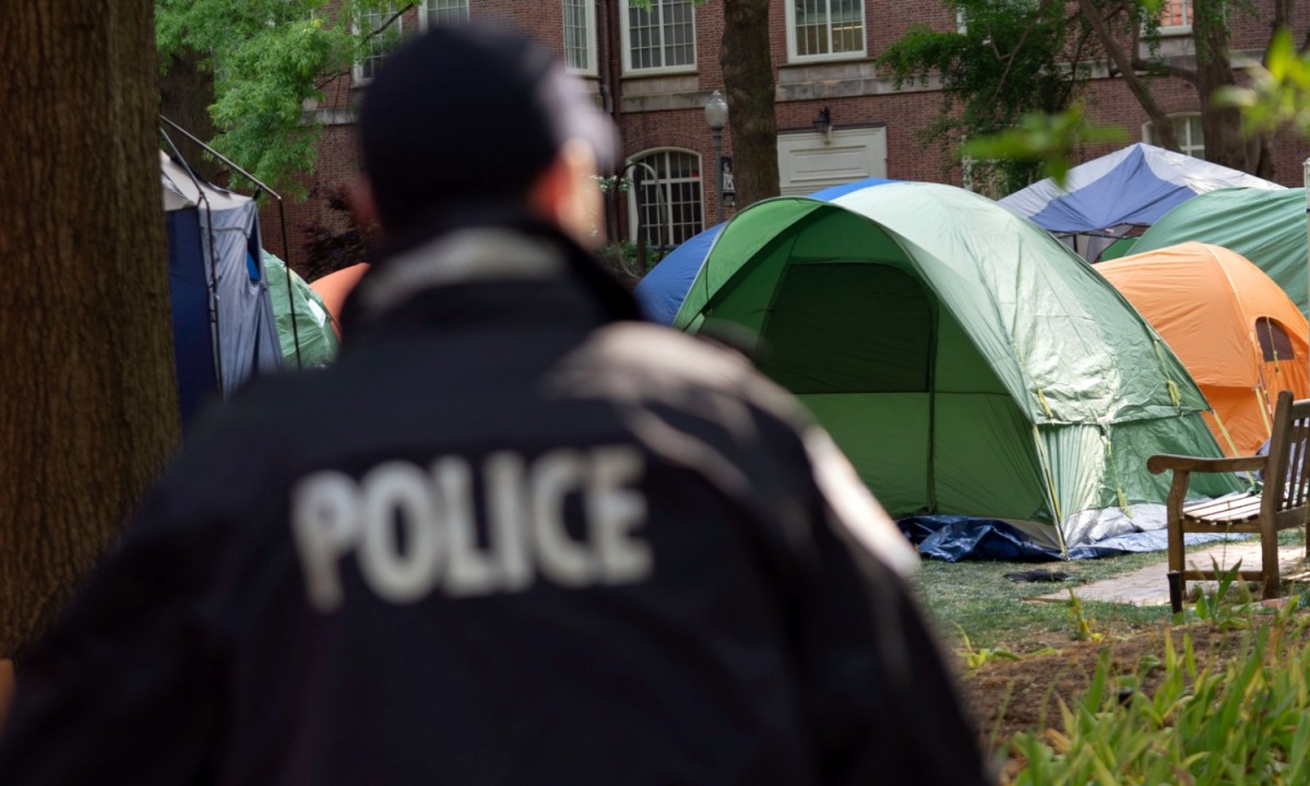 Acusan a la policía de la Universidad de Arizona de quitar el hijab a estudiantes durante manifestación