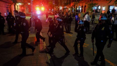 AP-oficiales de Nueva York llegan a la Universidad de Columbia para arrestar estudiantes