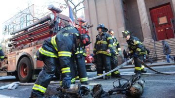 Los bomberos de Nueva York dijeron que la causa del incendio sigue bajo investigación.