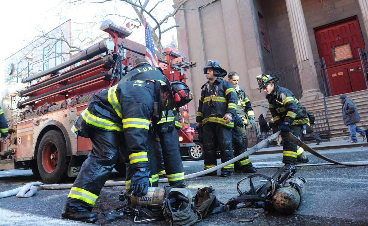 Incendio interrumpe misa del Domingo de Pascua en antigua iglesia de Brooklyn, deja cinco heridos