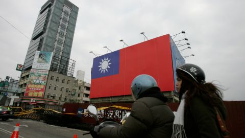El servicio de trenes fue suspendido en toda la isla de 23 millones de habitantes, al igual que el servicio de metro en Taipei.