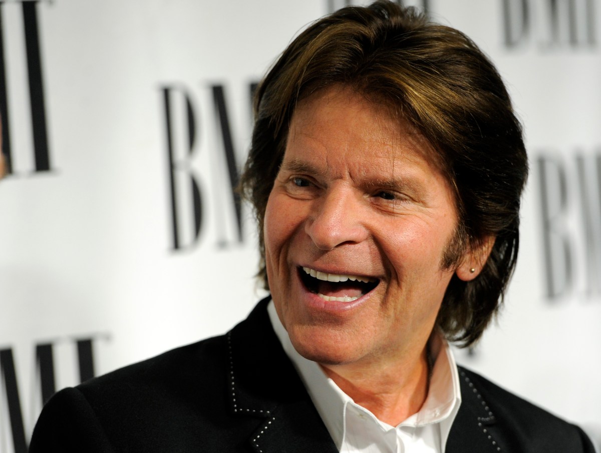 John Fogerty pide $21.5 millones de dólares por la mansión que le compró a Sylvester Stallone