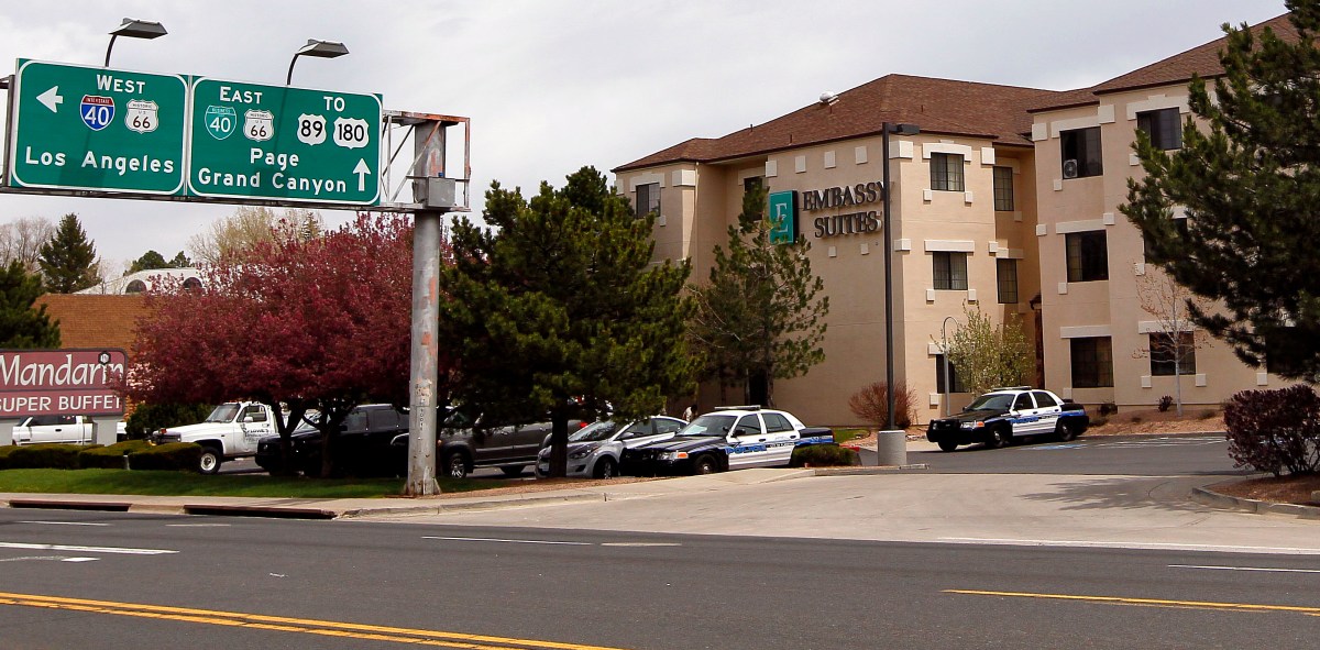 Niño de 2 años de Arizona muere cuando una casa inflable voló y se estrelló contra el lote de un vecino