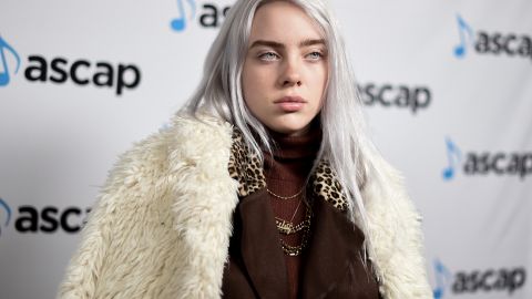 Billie Eilish posando.